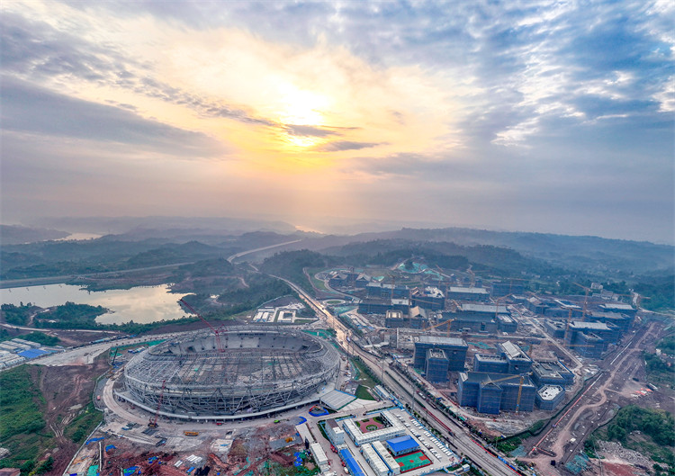 位于廣安市官盛新區的主體工程提前45天封頂的四川省重點工程廣安理工學院，在晨曦的映照下顯得氣勢磅礴。邱海鷹攝