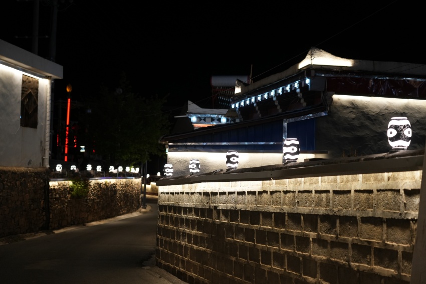 道孚縣改造后的城市亮化及街景。道孚縣委宣傳部供圖