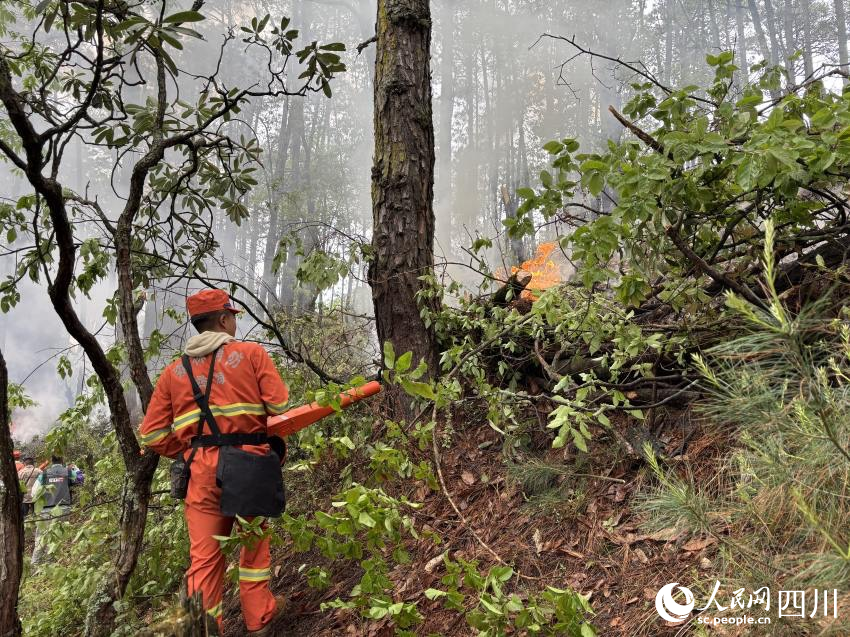 實戰演練現場，應急隊員正在用風力滅火機滅火。肖瑤攝