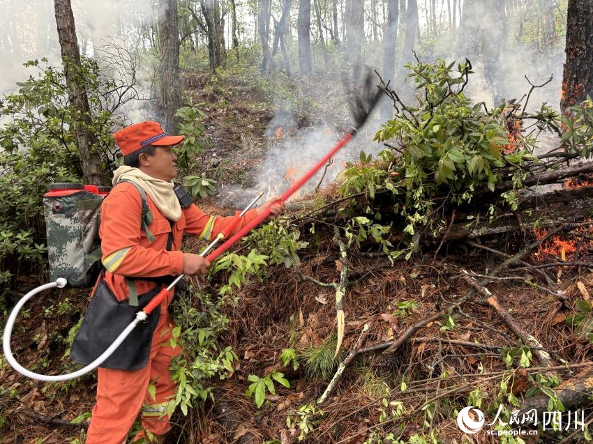 應急隊員正在打火。肖瑤攝