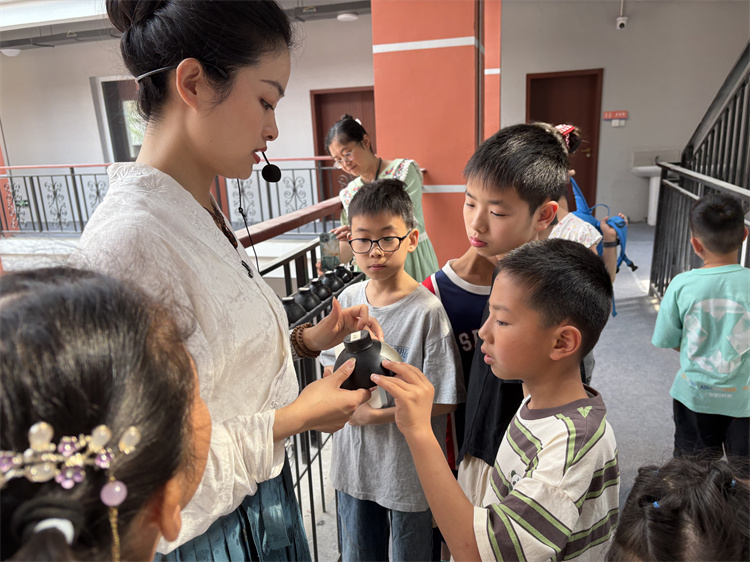 孩子們了解漆器。