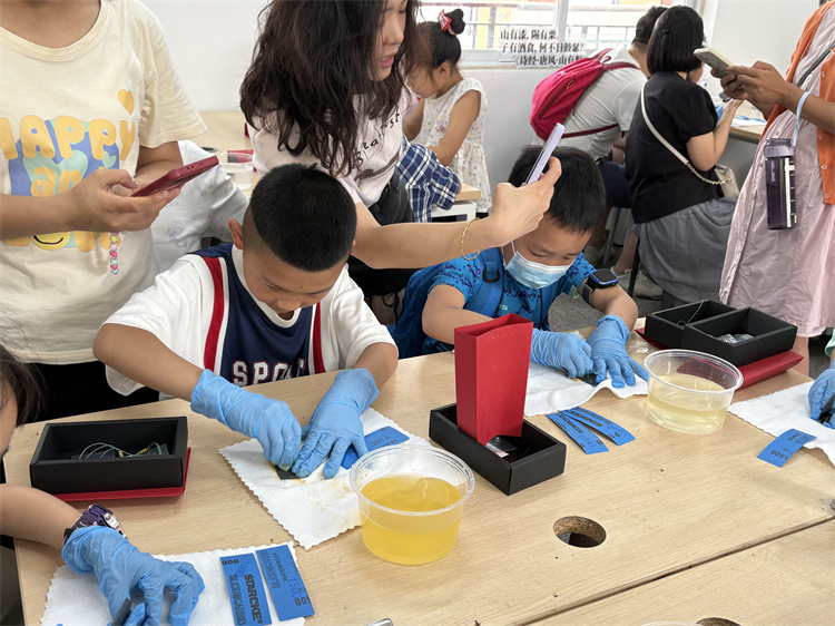 孩子們制作燈彩作品。