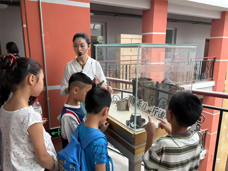 聽老師講傳統漆藝。