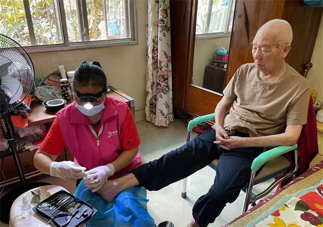 長護師：用專業與溫暖點亮“失能家庭”的希望之光