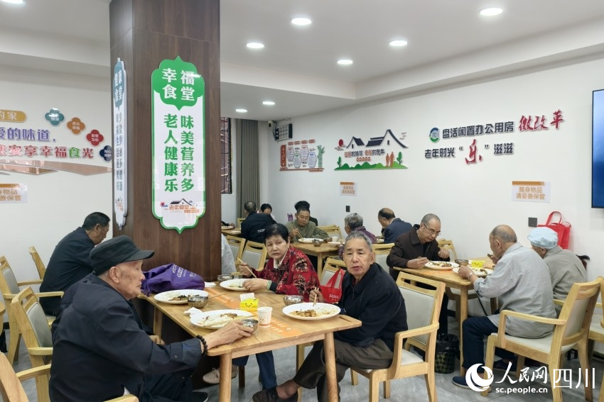 老年食堂內，老人們正在享用午餐。人民網 趙祖樂攝