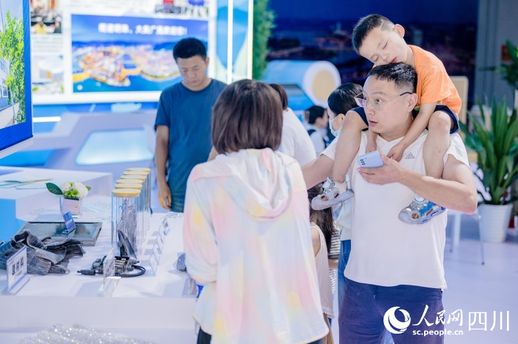 帶著家人逛廣元館。人民網記者 王波攝