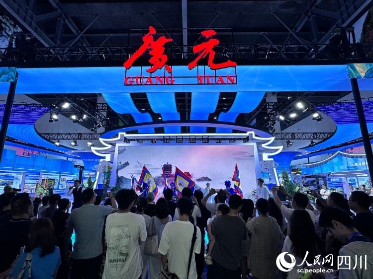 市民在廣元館觀看傳統文藝表演。人民網記者 王波攝