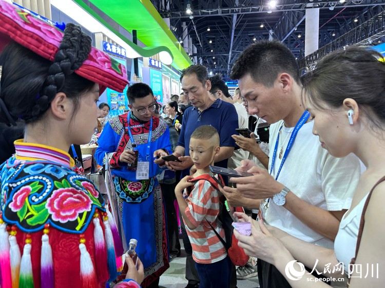 市民關注“阿壩造”相關信息。人民網記者 王波攝