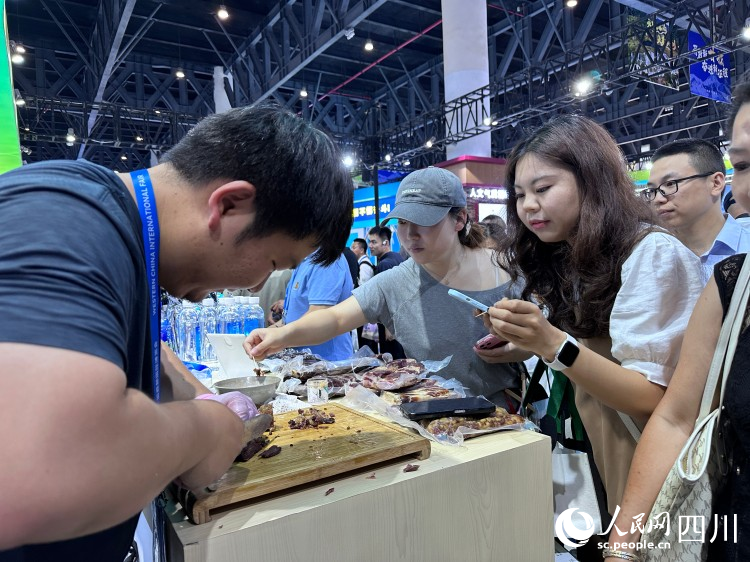 市民品嘗阿壩藏香豬肉。人民網記者 王波攝