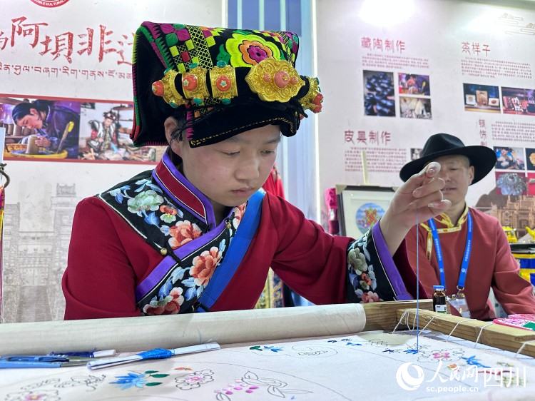 現場刺繡。人民網記者 王波攝