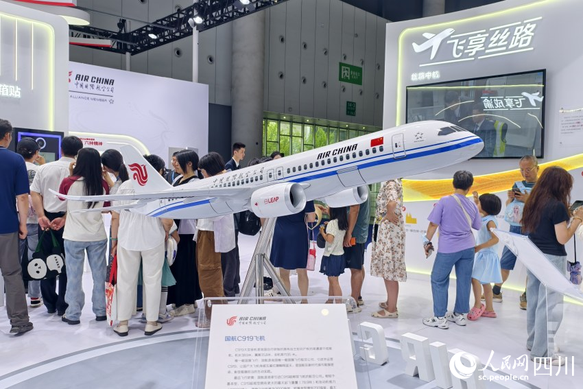 中國國際航空公司展館內擺放的國航C919飛機模型。人民網 趙祖樂攝