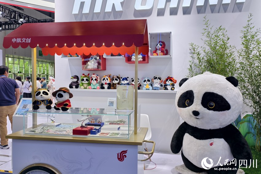 中國國際航空公司展館內的文創產品區。人民網 趙祖樂攝