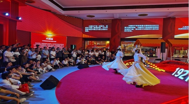 甘孜州2025年中青年干部培訓觀看民族文化宮表演。受訪者供圖