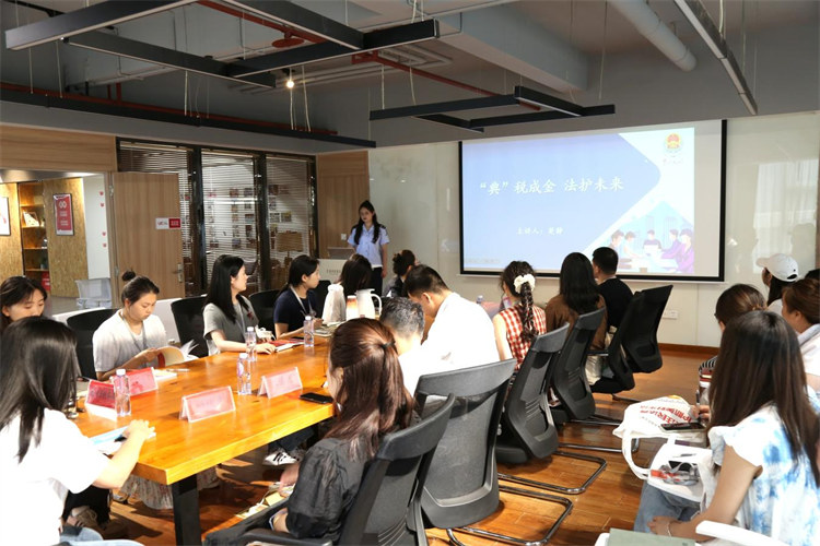 稅務干部進企業進行普法宣傳和政策宣講。達州市稅務局供圖