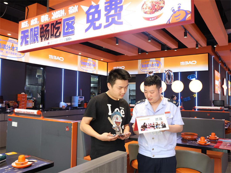 稅務干部對商圈商鋪進行“面對面”答疑。達州市稅務局供圖