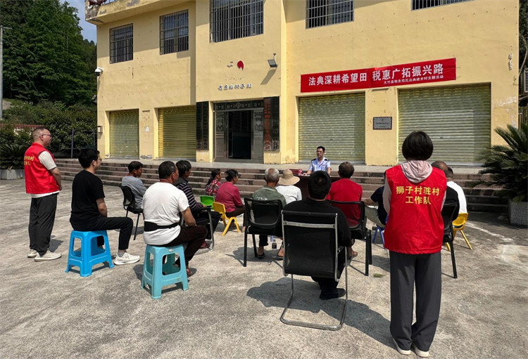 稅務干部下鄉開設法治流動課堂。達州市稅務局供圖