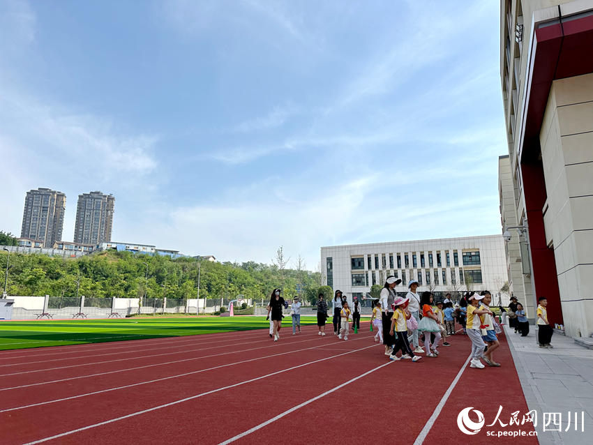 清泉壩片區新建南充市將軍學校。人民網記者 王波攝