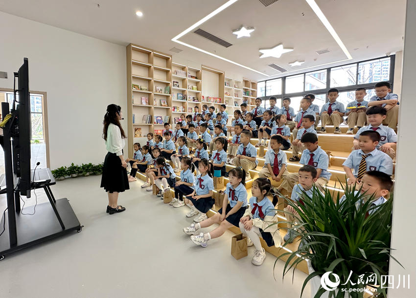 南充市將軍學校課堂上的孩子們。人民網記者 王波攝