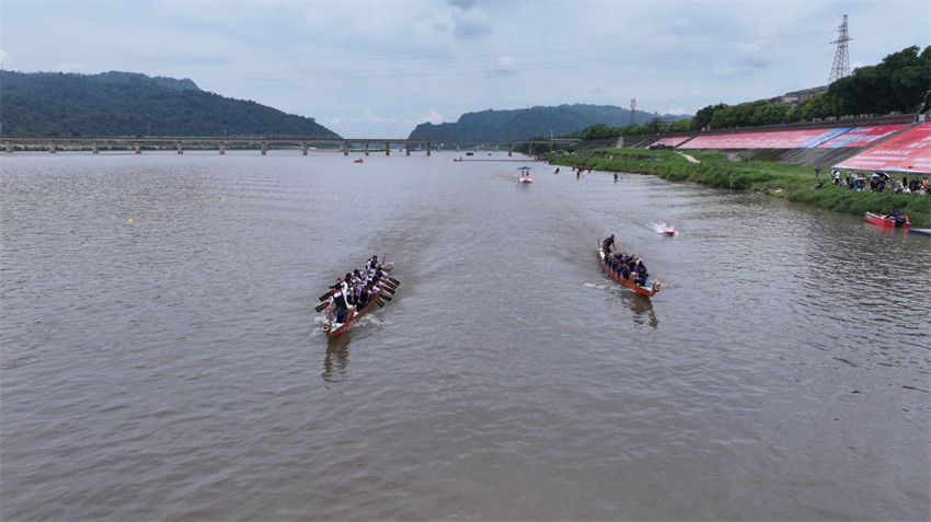 2025年全國龍舟大聯動暨“劃遍四川”樂山夾江站集中展演活動現場。主辦方供圖