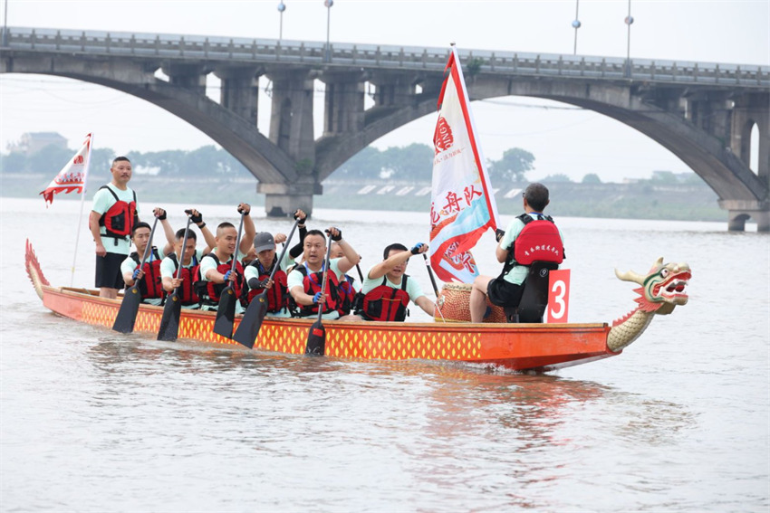 2025年全國龍舟大聯動暨“劃遍四川”樂山夾江站集中展演活動現場。主辦方供圖