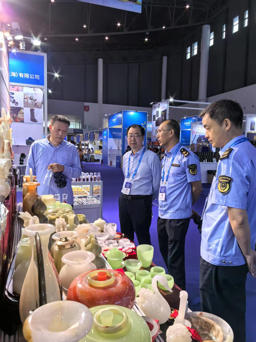 四川省市場監管局工作人員正在巡查。西博會組委會供圖