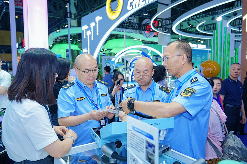 四川省市場監管局工作人員正在巡查。西博會組委會供圖