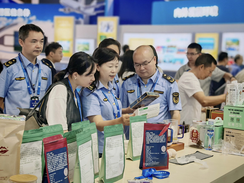 四川省市場監管局工作人員正在巡查。西博會組委會供圖