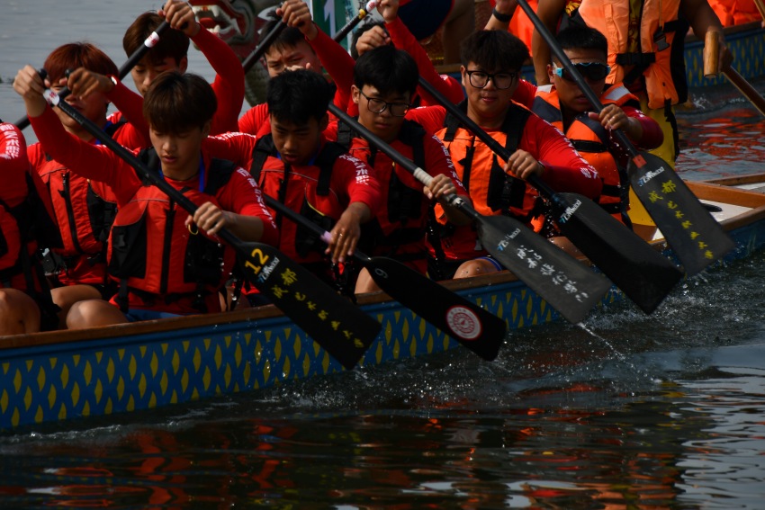 來自成都藝術職業大學的龍舟選手正在奮力劃槳。人民網 趙祖樂攝