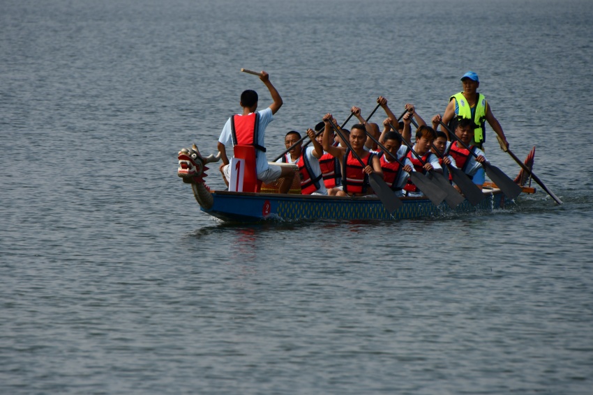 龍舟隊前往比賽起點。人民網 趙祖樂攝