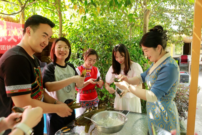 活動上，大家一起包粽子。袁芳攝