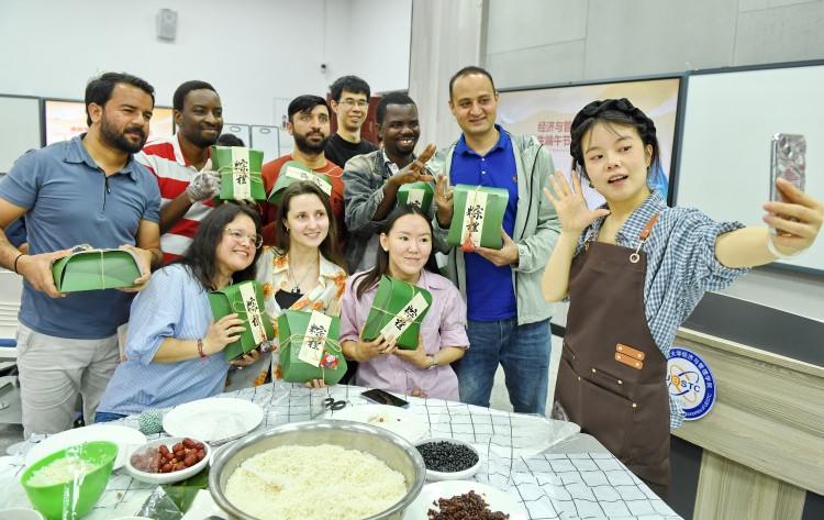 與準備將包好的粽子送給親朋好友。向雨供圖