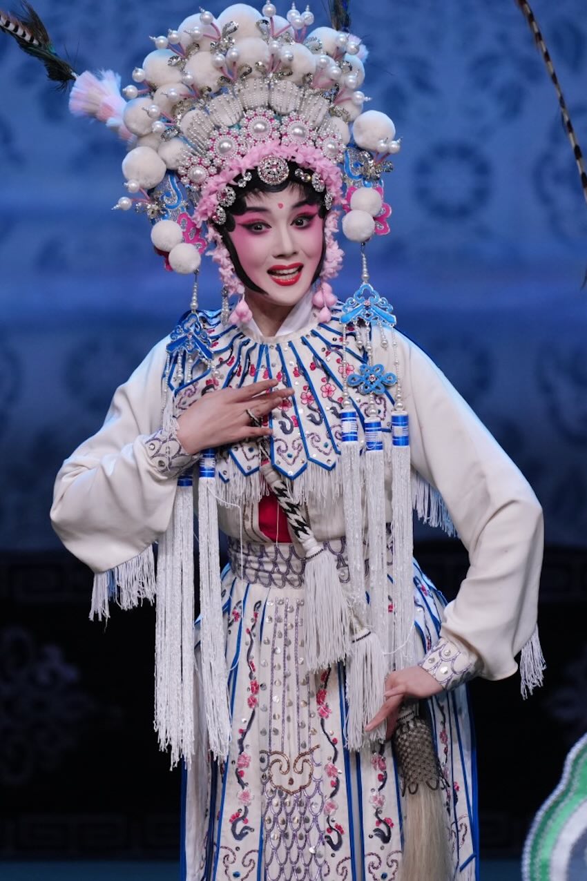 趙思雅演繹的白蛇。四川省川劇院供圖