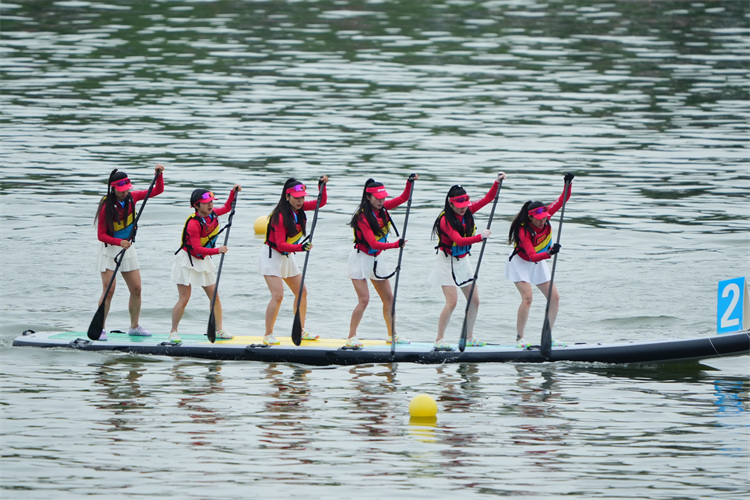 現代槳板女子隊進行最后沖刺。張越供圖
