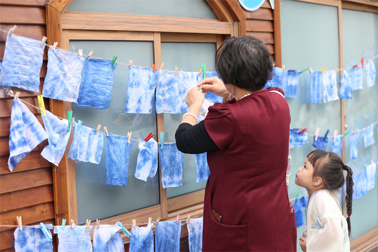 將做好的做扎染晾干。翠屏區融媒體中心供圖