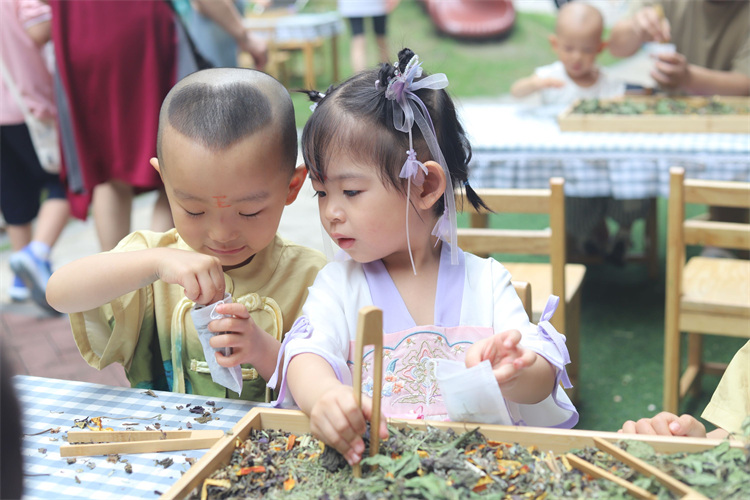 小朋友做香囊。翠屏區融媒體中心供圖