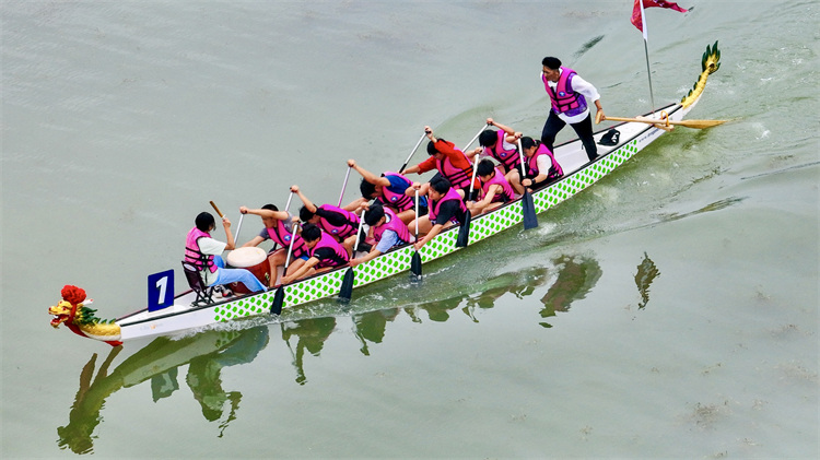 奮力沖刺。達霄羽供圖