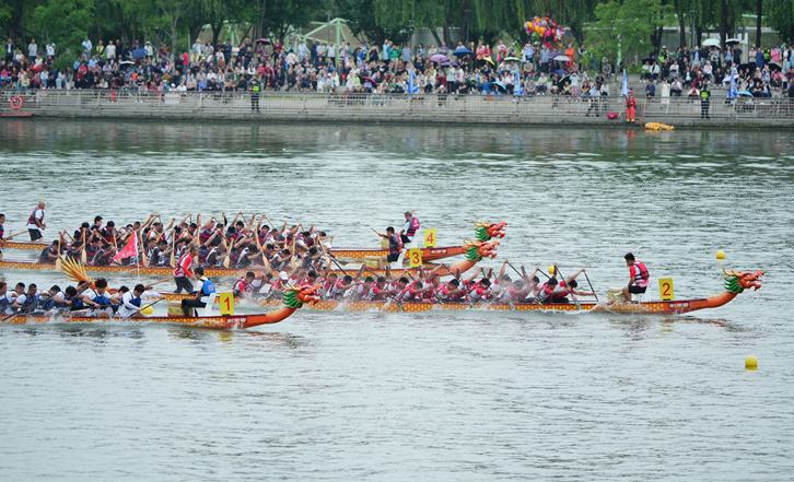德陽端午龍舟公開賽盛大啟幕 來自全國20支專業龍舟隊、15支本地干部職工隊伍及12支大眾隊伍的運動健兒齊聚四川德陽。