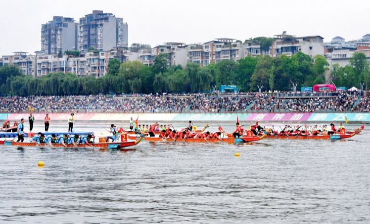 沱江競渡迎世運現場數千名觀眾，共同見證著端午賽龍舟這項傳統運動如何融入城市血脈，激蕩出簡陽人“同舟共濟、奮勇爭先”的精神圖騰。