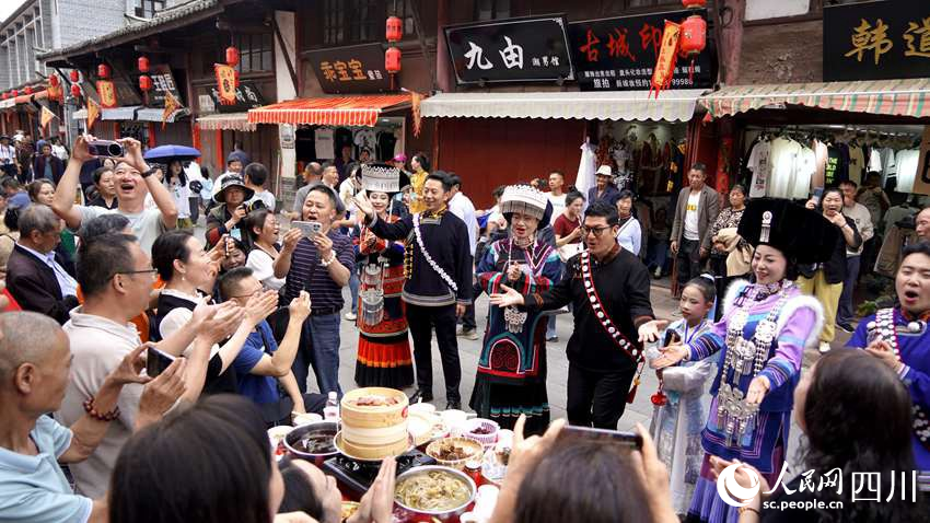 會理以“藥香千年.古城盛宴”為主題，在古城及元天街、東城巷等10條街巷擺出1256桌露天宴席。沙琳 攝