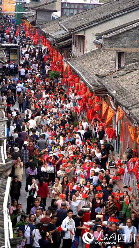 今年端午節，會理全市共設3000余桌藥根宴，吸引天南海北食客匯聚。沙琳 攝