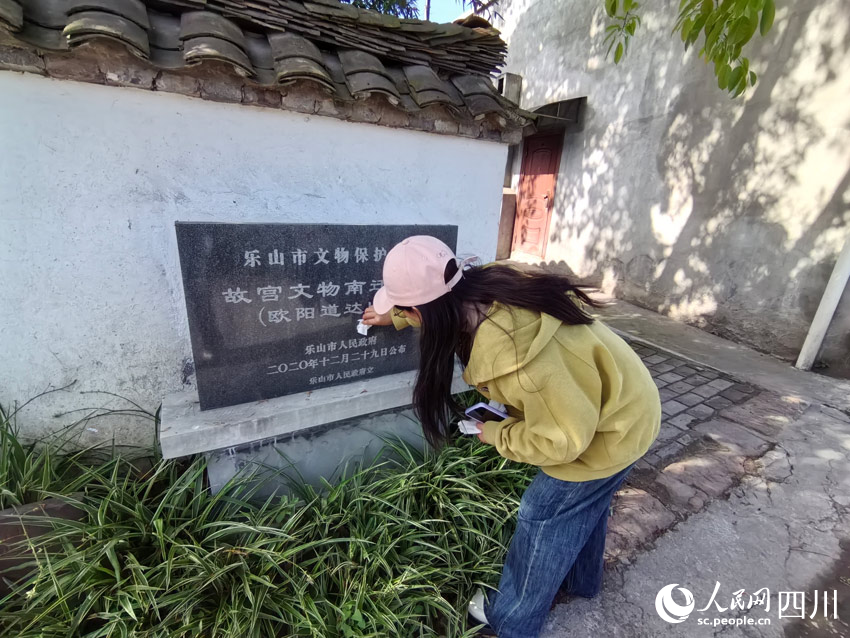 工作人員擦拭石碑。人民網記者 劉海天攝