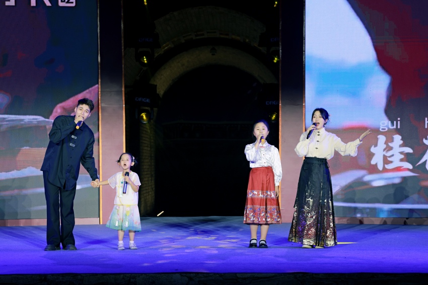 活動現場情景講述《我和我的第二故鄉》。