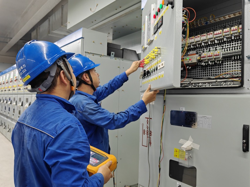 工人檢查設備。陳萱攝