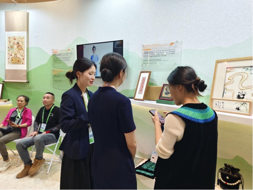 精美的竹藝作品吸引了眾多觀眾駐足欣賞。唐沁瀟攝