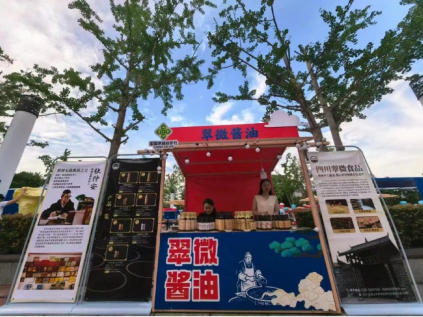 在重慶分會場巴蜀釀造技藝展上，青神翠微傳統手工醬油釀造技藝登場。唐沁瀟攝