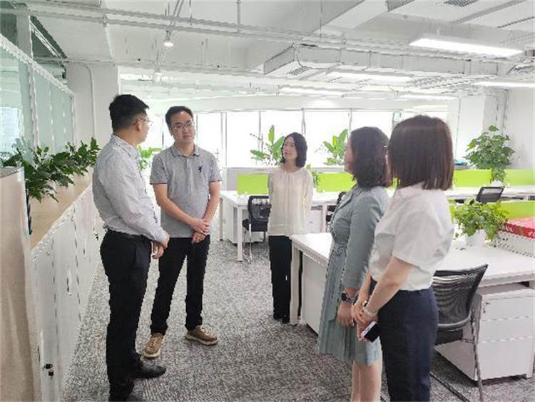 政府工作人員到企業了解企業需求。黃成薇供圖