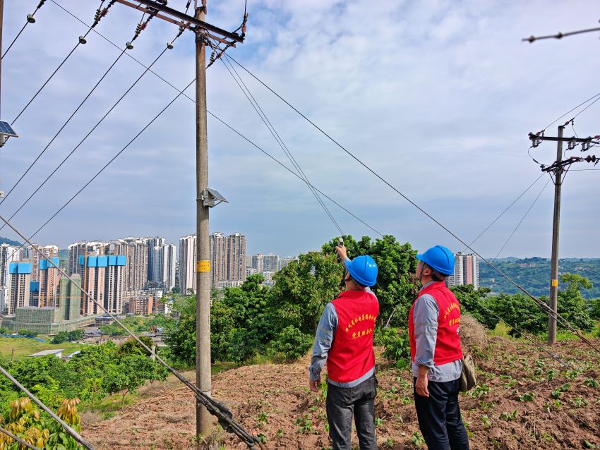 高考前夕，水電集團對重點電力設施進行巡檢。四川省水電集團供圖