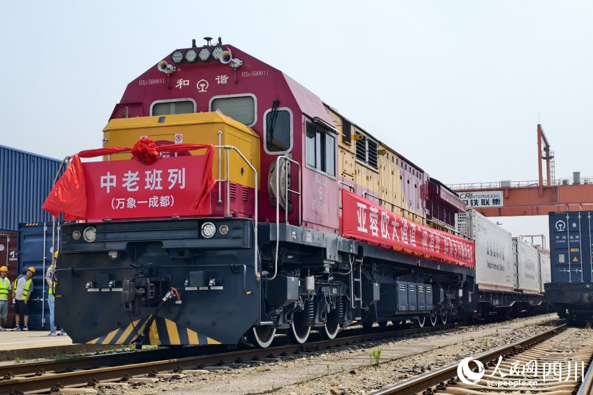 亞蓉歐大通道“瀾湄蓉”鮮果專列順利運抵。人民網 趙祖樂攝