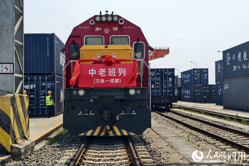 亞蓉歐大通道“瀾湄蓉”鮮果專列順利運抵。人民網 趙祖樂攝