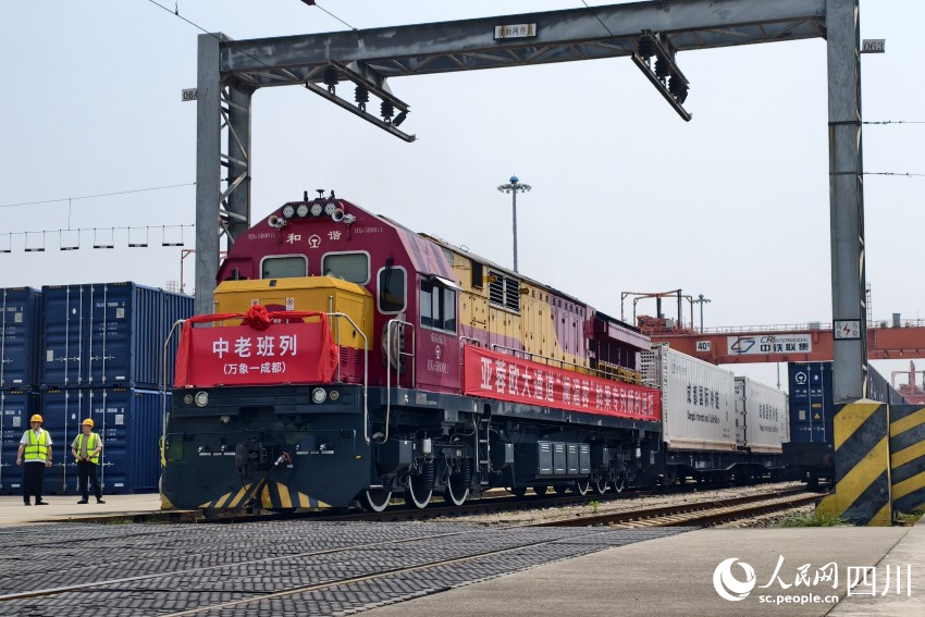 亞蓉歐大通道“瀾湄蓉”鮮果專列順利運抵。人民網 趙祖樂攝